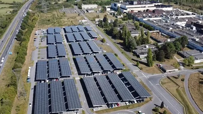 Panneaux solaires installés à l'usine de Charleville de Stellantis