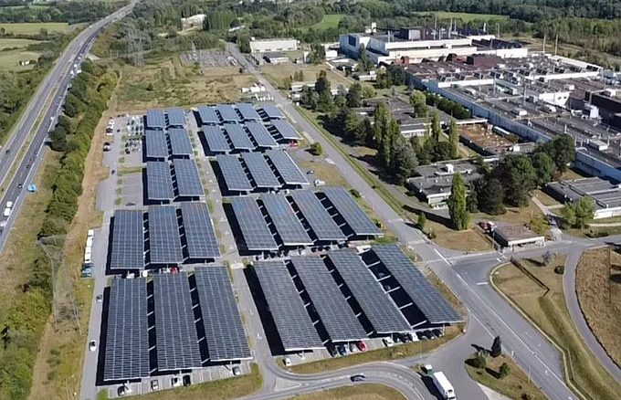 Panneaux solaires installés à l'usine de Charleville de Stellantis